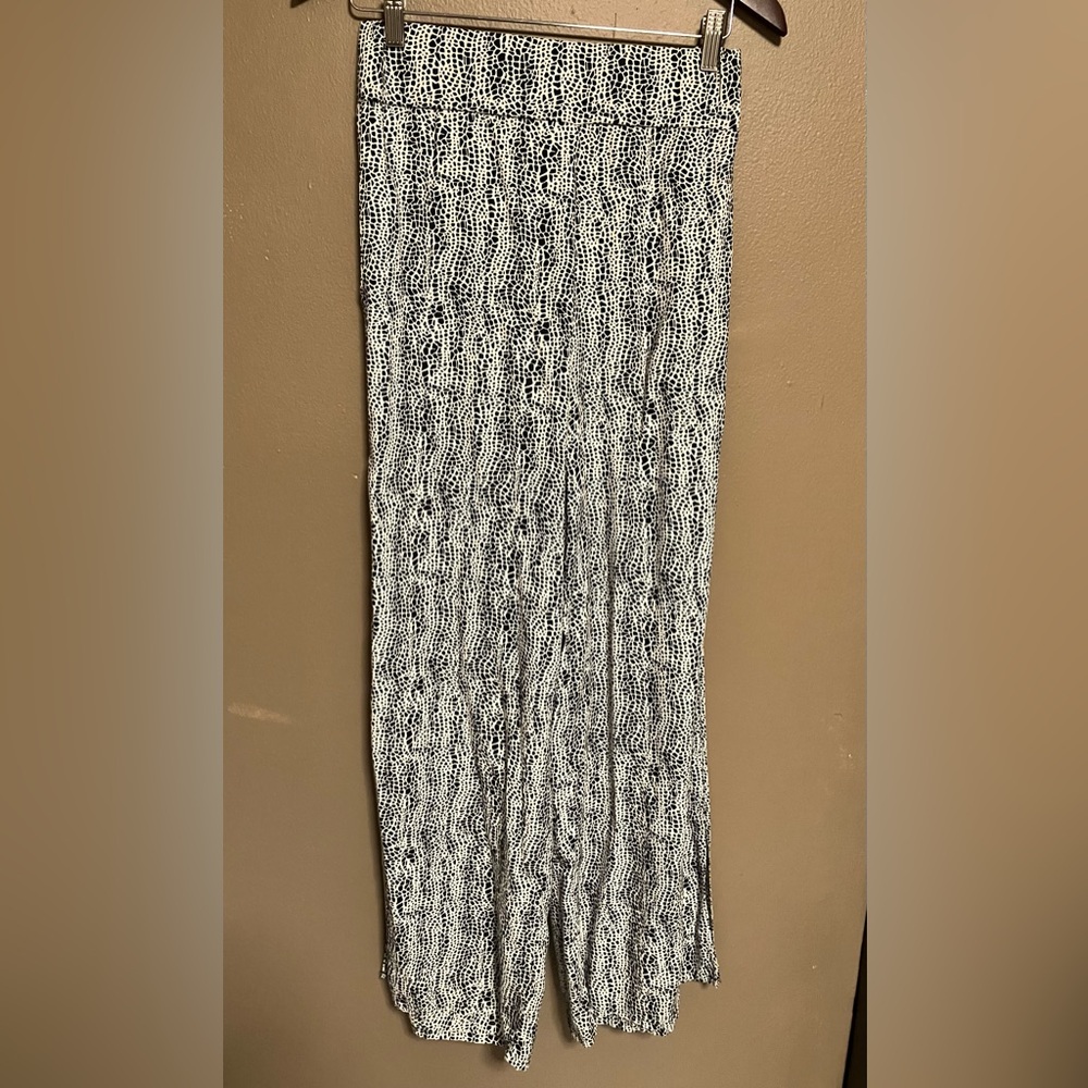 Elan Womens size M Black And White Slit On The Side Elastic Waist Pants